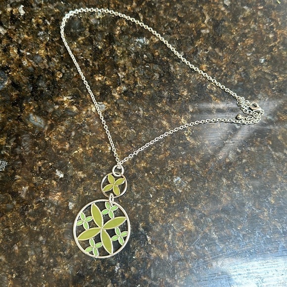 👋 3/$15 FASHION NECKLACE Green Flowers Silver toned - Picture 5 of 6